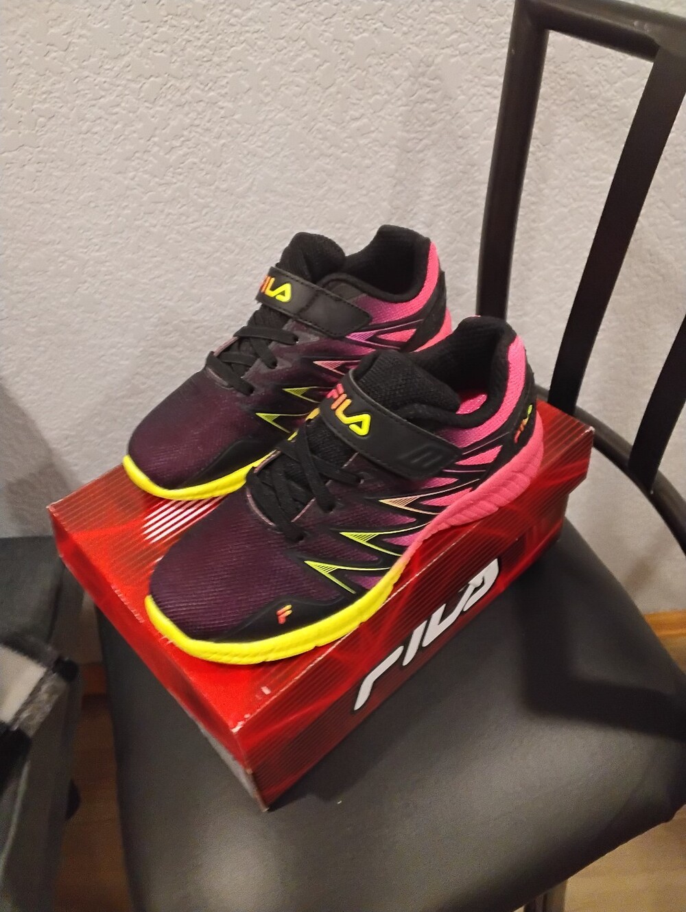 NWT Fila Fantom 8 Strap Sneakers Size 1 Firm Price - Picture 2 of 5